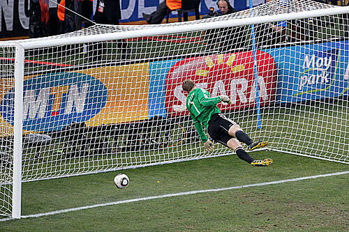 Das Bloemfontein-Tor: Der Schuss von Englands Lampard prallte von der Latte ins Tor, Manuel Neuer war chancenlos. Es wäre das 2:2 gewesen, der Treffer zählte nicht.