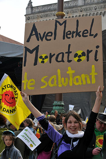 Trotz strömenden Regens haben am Samstagnachmittag rund 30.000 Menschen an einer Kundgebung
gegen Atomenergie auf dem Münchner Odeonsplatz teilgenommen. Sehen Sie hier die besten Bilder der Aktion.