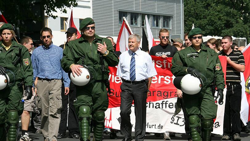 Der ehemalige NPD-Vorsitzende Udo Voigt (auf dem Bild mit weißem Hemd und Krawatte) überlegt, ob er gegen das BGH-Urteil Verfassungsbeschwerde einlegen soll. Der ehemalige NPD-Vorsitzende Udo Voigt (auf dem Bild mit weißem Hemd und Krawatte) überlegt, ob er gegen das BGH-Urteil Verfassungsbeschwerde einlegen soll.