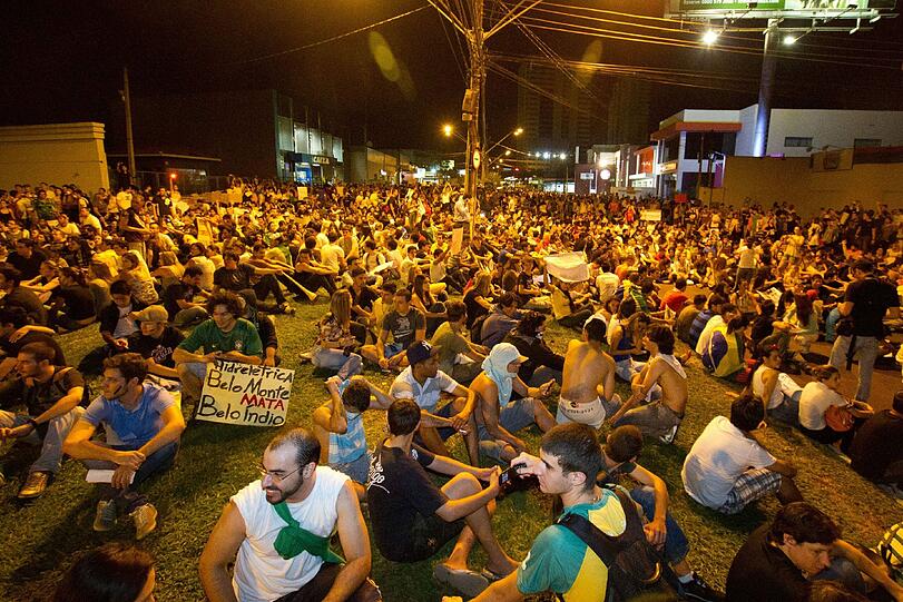 Knapp ein Jahr vor der Fußball-WM in Brasilien erlebt das Land einen ungeahnten Sturm des Protestes.