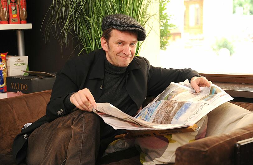 Der Kabarettist Ecco Meineke wohnt im Dreimühlenviertel. Dort zieht er sich gerne ins Café Zimt zum Lesen zurück.