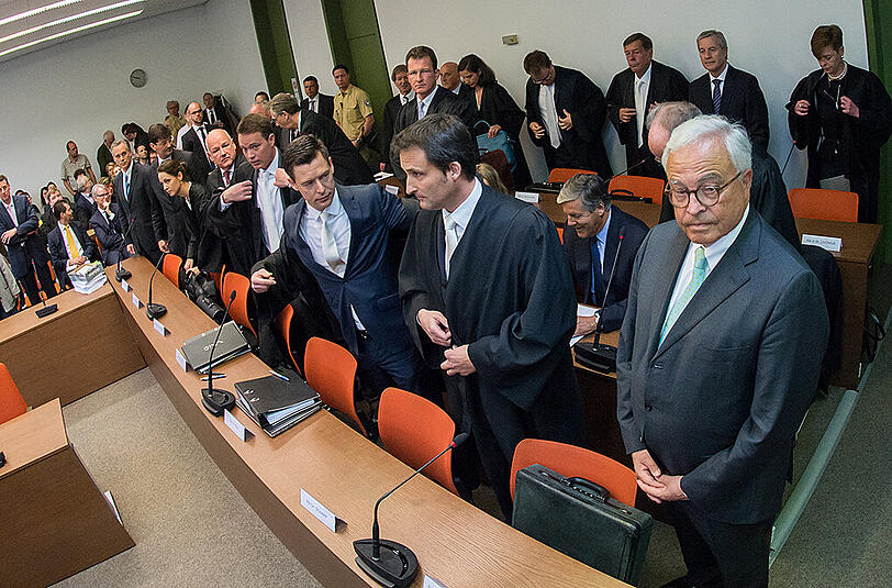 Rolf Breuer (vordere Reihe, r.), der ehemalige Vorstandvorsitzende der Deutschen Bank beim Prozessbeginn am Dienstag in München. Der aktuelle Co.Vorstandsvorsitzende, Jürgen Fitschen ist in der zweiten Reihe zu sehen (2 v. r.).