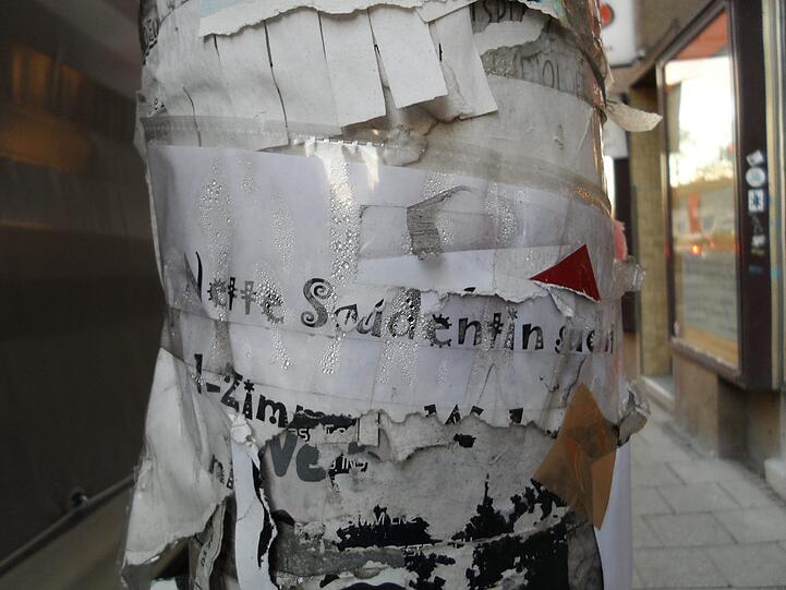Ein Spiegelbild des Lebens im Stadtviertel: Die zahllosen Aufkleber in der Isarvorstadt zeigen mehr oder weniger gelungen, was sich tut - oder getan hat.