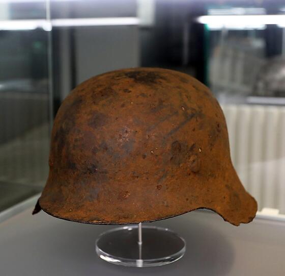 Ein Wehrmachts-Helm aus Stahl.