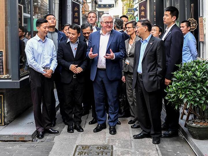 Bundespräsident Steinmeier besucht mit Shi Mingde (vorne r), Botschafter der Volksrepublik China in Deutschland die Altstadt "Liwan" in Guangzhou.