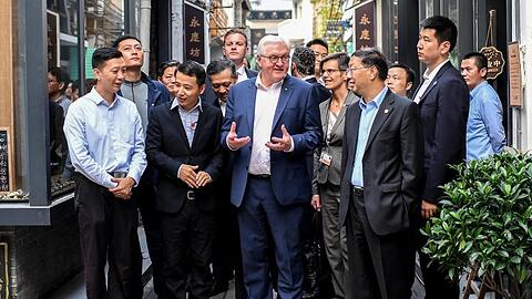 Bundespräsident Steinmeier besucht mit Shi Mingde (vorne r), Botschafter der Volksrepublik China in Deutschland die Altstadt "Liwan" in Guangzhou.