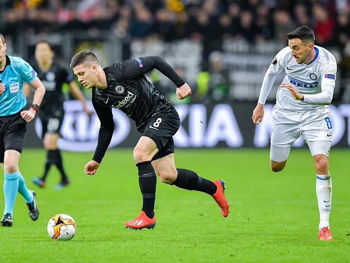 Frankfurts Luka Jovic (l) versucht Matias Vecino zu enteilen.