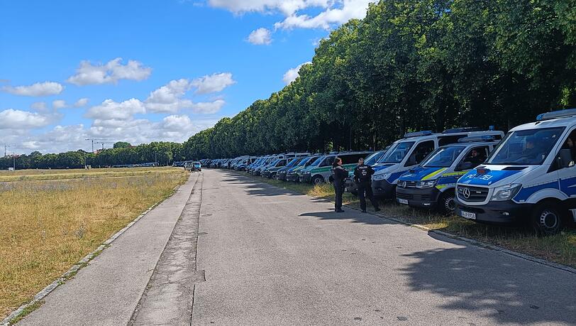 Reichlich Polizeipräsenz auf der Theresienwiese. Reichlich Polizeipräsenz auf der Theresienwiese.