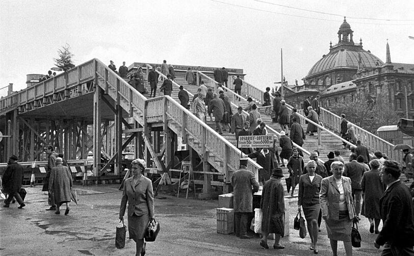 Seit Mai 1968 wurde die S-Bahn-Baustelle am Stachus auf der "Stachusbrücke"überquert. Sie erreicht regelrechten Kult-Status.