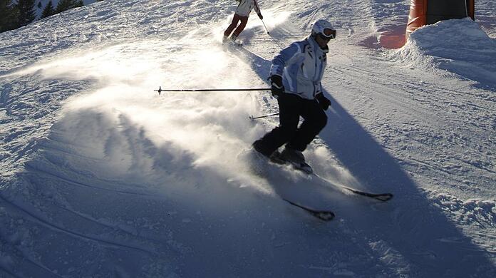 Herrlich: Skifahrer im Pulverschnee im Sudelfeld.