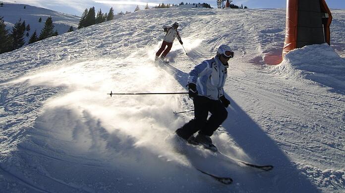 Herrlich: Skifahrer im Pulverschnee im Sudelfeld.