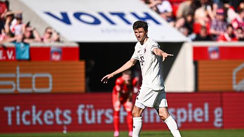 Münchens Thomas Müller gibt Anweisungen.