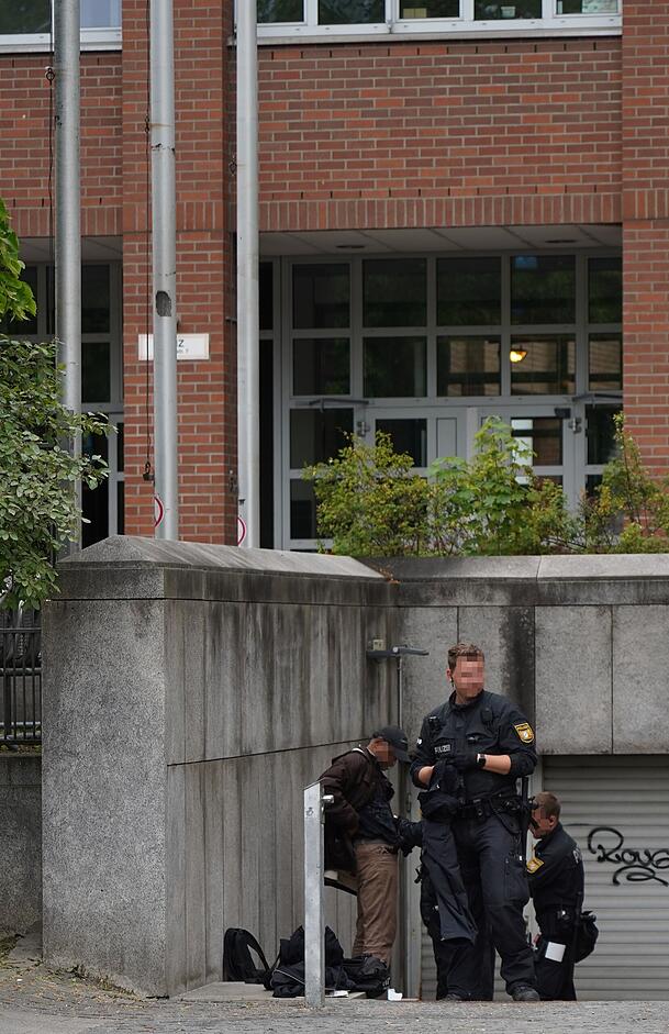 Ein Polizeieinsatz am Mittwoch nahe dem Schuleingang. Ein Polizeieinsatz am Mittwoch nahe dem Schuleingang.