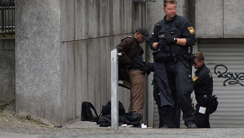 Ein Polizeieinsatz am Mittwoch nahe dem Schuleingang. Ein Polizeieinsatz am Mittwoch nahe dem Schuleingang.