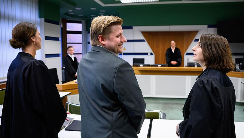 Vor dem Amtsgericht: El Hotzo und seine Anwältinnen