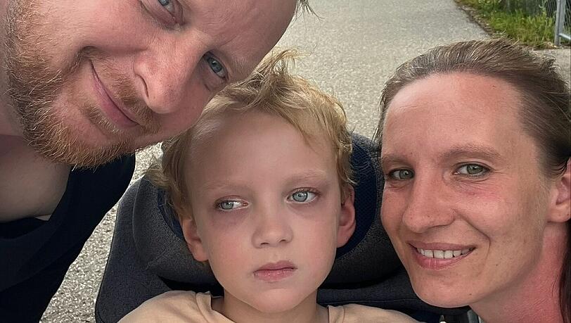 Viktoria Zettel mit ihrem Mann Mike und Sohn Finn, der nach einer Superinfektion schwer behindert ist. Viktoria Zettel mit ihrem Mann Mike und Sohn Finn, der nach einer Superinfektion schwer behindert ist.