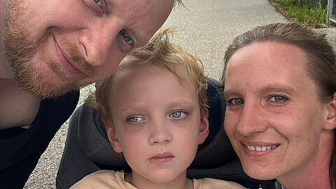 Viktoria Zettel mit ihrem Mann Mike und Sohn Finn, der nach einer Superinfektion schwer behindert ist.
