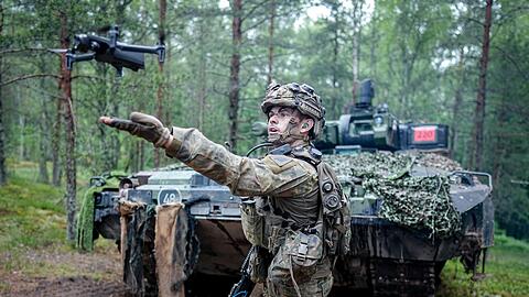 Ein Bundeswehrsoldat startet in Litauen eine Drohne. (Archivbild)