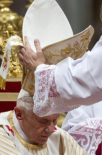 Der Papst hat im Petersdom in Rom die Mitternachtsmesse geleitet