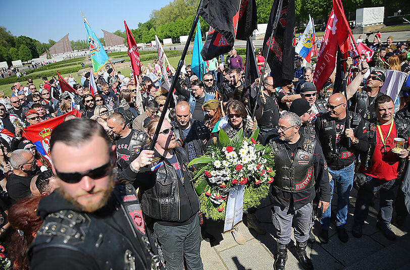 Die "Nachtwölfe"-Rocker aus Moskau sind in Berlin angekommen und versammelten sich am Sowjetischen Ehrenmal im Treptower Park. Die Tour nach Deutschland ist umstritten, die Polizei hat ein genaues Auge auf die Motorrad-Gang - die Bilder.