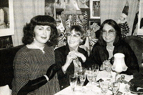 Verkleidet als Joan Crawford (l.) bekommt Gloria eine Vorschau auf bessere und weiblichere Zeiten - wie hier mit Annette von Aretin und Nana Mouskouri in Kay&#039;s Bistro.