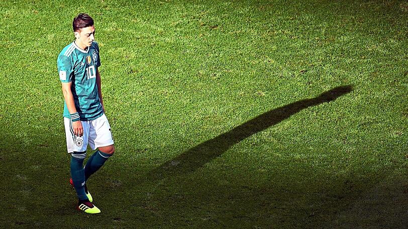 Nach den Erdogan-Fotos und schwachen WM-Leistungen umstritten - nun auch intern: Mesut Özil, der von DFB-Direktor Oliver Bierhoff attackiert wird.