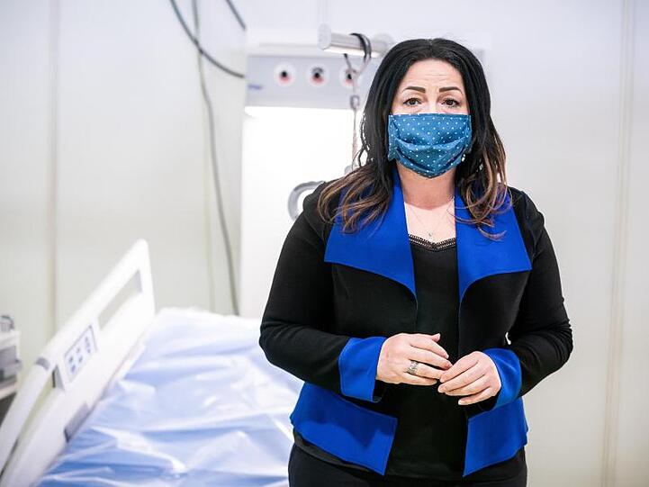 Dilek Kalayci besichtigt ein Corona-Behandlungszentrum in Berlin.