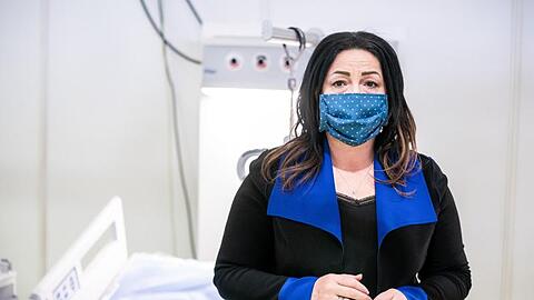 Dilek Kalayci besichtigt ein Corona-Behandlungszentrum in Berlin.