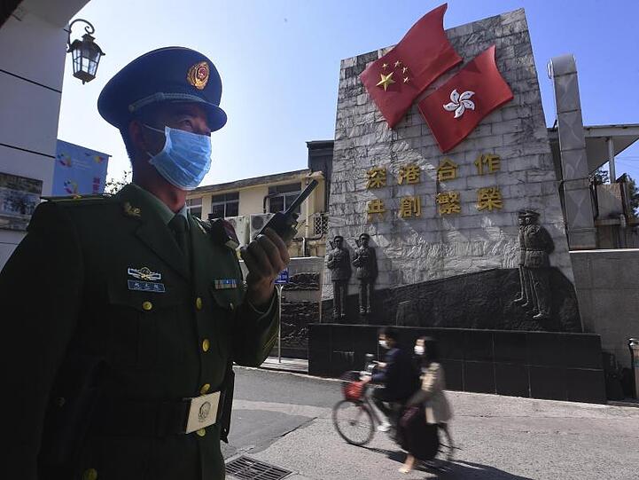 Aus Angst vor einer Einschleppung des in China kursierenden Coronavirus will Hongkong seine Grenze für Chinesen aus der Volksrepublik weitgehend dichtmachen.