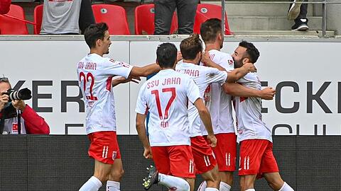 Die Mannschaft von Regensburg jubelt nach dem Treffer zum 1:0 gegen den Karlsruher SC.