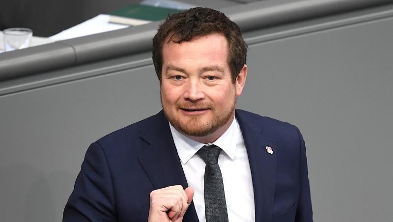 Uli Grötsch spricht im Deutschen Bundestag.