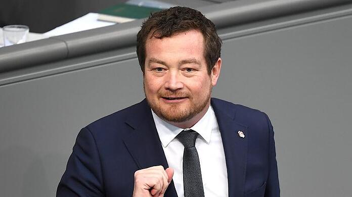 Uli Grötsch spricht im Deutschen Bundestag.