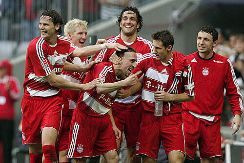 Grund zum Feiern bei den Bayern. Mit dem 4:1 Sieg gegen Stuttgard ist der Meistertitel praktisch sicher.