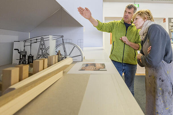 Modellbauer Claus Grünewald und Bildhauerin Elisabeth Straße stehen am Vorentwurf einer Fabrikhalle. Modellbauer Claus Grünewald und Bildhauerin Elisabeth Straße stehen am Vorentwurf einer Fabrikhalle.