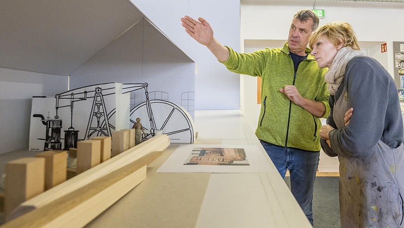 Modellbauer Claus Grünewald und Bildhauerin Elisabeth Straße stehen am Vorentwurf einer Fabrikhalle. Modellbauer Claus Grünewald und Bildhauerin Elisabeth Straße stehen am Vorentwurf einer Fabrikhalle.