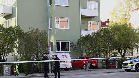 Polizisten stehen am Einsatzort.