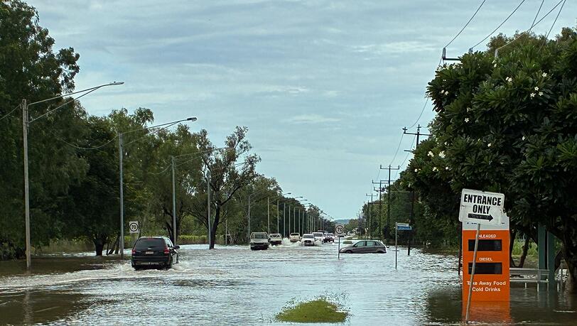 Nach heftigem Regen ist der Katherine River &uuml;ber die Ufer getreten.