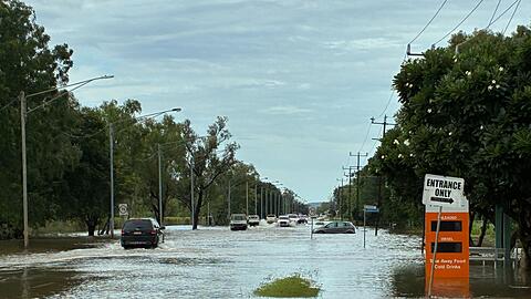 Nach heftigem Regen ist der Katherine River &uuml;ber die Ufer getreten.