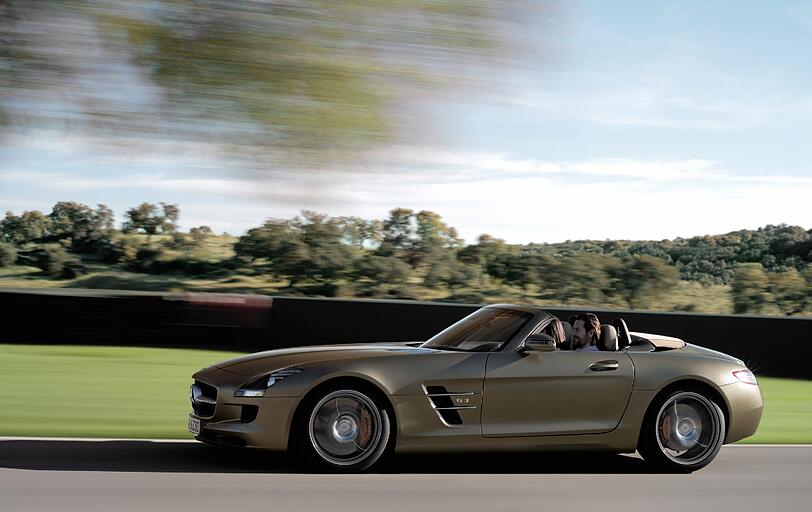 Ohne Dach rund 10 000 Euro teurer: Mercedes verlangt für die Roadster-Version des Flügeltürers SLS AMG mindestens 196 160 Euro.