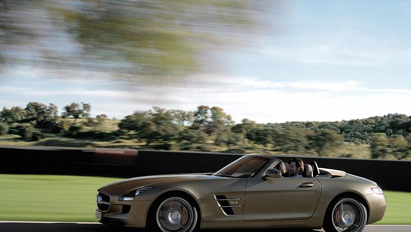Ohne Dach rund 10 000 Euro teurer: Mercedes verlangt für die Roadster-Version des Flügeltürers SLS AMG mindestens 196 160 Euro. Ohne Dach rund 10 000 Euro teurer: Mercedes verlangt für die Roadster-Version des Flügeltürers SLS AMG mindestens 196 160 Euro.