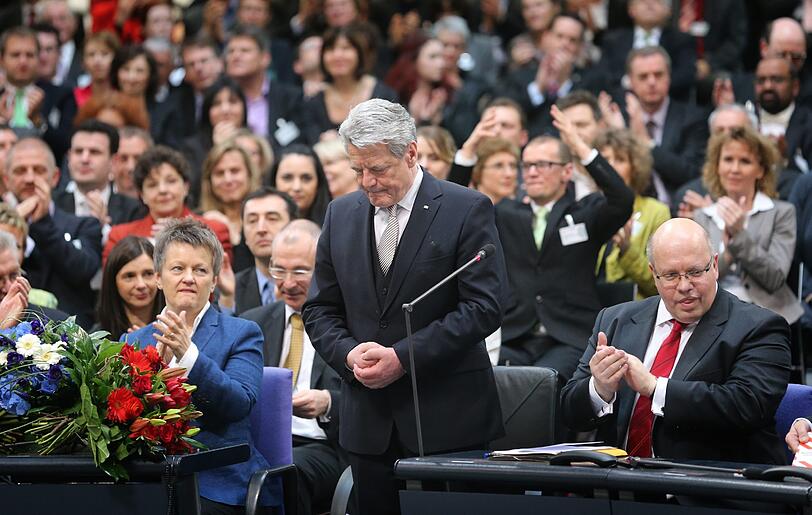 Joachim Gauck ist neuer Bundespräsident. Die
Bundesversammlung wählte den früheren DDR-Bürgerrechtler am Sonntag
mit großer Mehrheit zum Nachfolger von Christian Wulff. Der
72-Jährige erhielt 991 von 1228 gültigen Stimmen, das entspricht
einer Zustimmung von gut 80 Prozent. Für Gaucks Gegenkandidatin Beate
Klarsfeld votierten 126 Delegierte.
