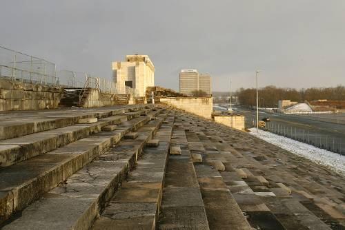 Die Zeppelinfeld-Tribüne auf dem Nürnberger Reichsparteitagsgelände. Ein Stromausfall hat dort am Sonntag die Versorgung des NS-Dokumentationszentrums lahmgelegt. (Archivbild)