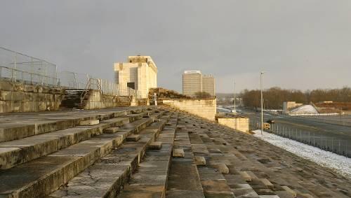 Die Zeppelinfeld-Tribüne auf dem Nürnberger Reichsparteitagsgelände. Ein Stromausfall hat dort am Sonntag die Versorgung des NS-Dokumentationszentrums lahmgelegt. (Archivbild) Die Zeppelinfeld-Tribüne auf dem Nürnberger Reichsparteitagsgelände. Ein Stromausfall hat dort am Sonntag die Versorgung des NS-Dokumentationszentrums lahmgelegt. (Archivbild)