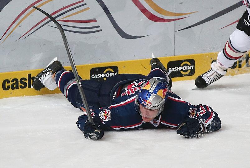 Auf dem Boden: Der EHC und Verteidiger Felix Petermann.