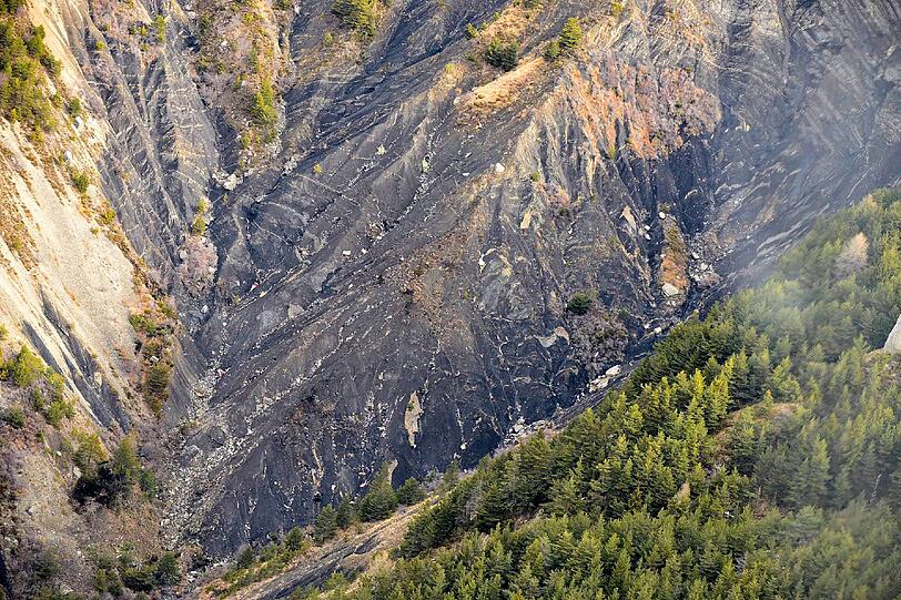Ein Trümmerfeld: Die Bergungsarbeiten nach dem Absturz der Airbus-Machine von Germanwings werden Tage und Wochen dauern. Die Bilder...