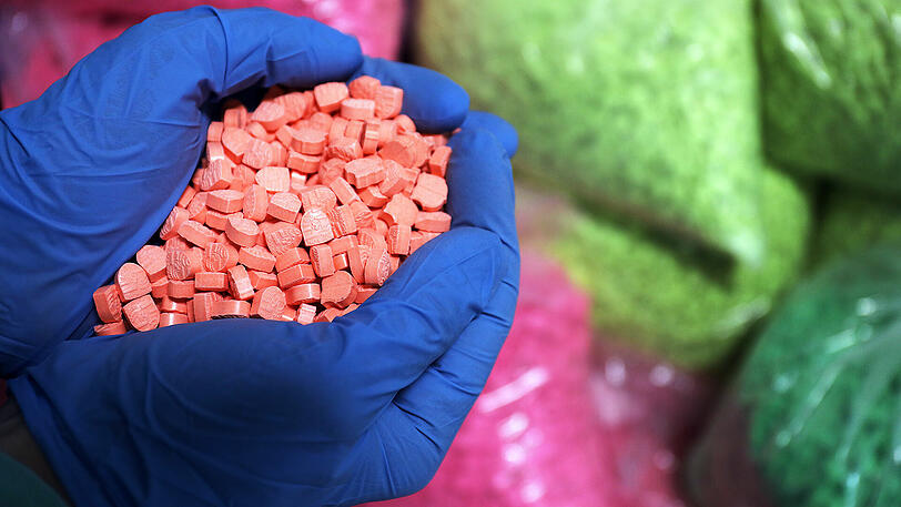 In einer Flasche mit Schaumbad entdeckten Zöllner 3.000 Ecstasy-Tabletten, die ein 26 jähriger Student aus den Niederlanden über den Flughafen München nach Portugal schmuggeln wollte.