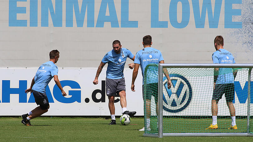 Gleich mittendrin: "Neuzugang" Sascha Mölders beim Training am Freitagnachmittag.