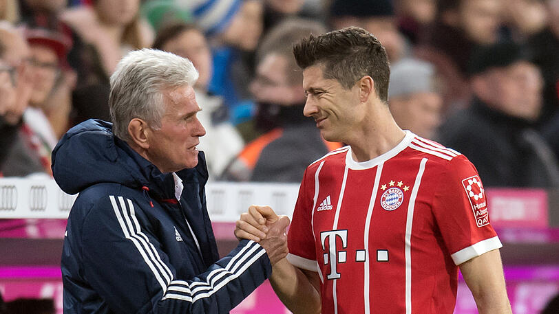 Trainer Jupp Heynckes (l.) glaubt an einen Startelf-Einsatz seines Stürmers Robert Lewandowski gegen Borussia Dortmund.