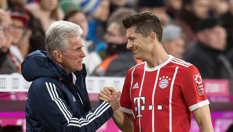 Trainer Jupp Heynckes (l.) glaubt an einen Startelf-Einsatz seines Stürmers Robert Lewandowski gegen Borussia Dortmund. Trainer Jupp Heynckes (l.) glaubt an einen Startelf-Einsatz seines Stürmers Robert Lewandowski gegen Borussia Dortmund.