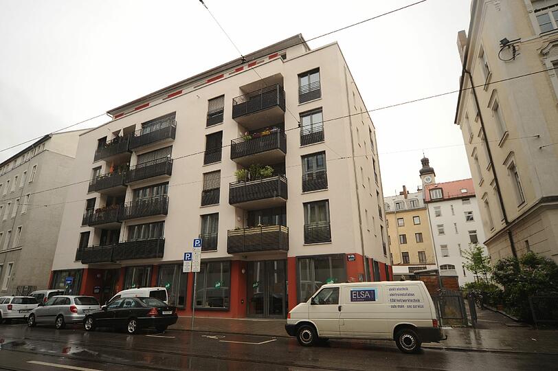 1151 QUADRATMETER NEUES WOHNEN: 
Im Erdgeschoss sitzt das &bdquo;Sub&ldquo;. Und das gerne. 2011 bekam das schwule Kultur- und Komunikatioonszentrum den Zuschlag für die Räume in der Müllerstraße 14. Statt einem Parkplatz gibt es nach der städtischen Sanierung nun 13 neue Wohnungen und 1151 Quadratmeter neue Wohnfläche. Die Mietpreise liegen zwischen 7,43 Euro und 12,59 Euro. &bdquo;Mietspiegelgedeckelt&ldquo;, nennt Kommunalreferent Markwardt das.